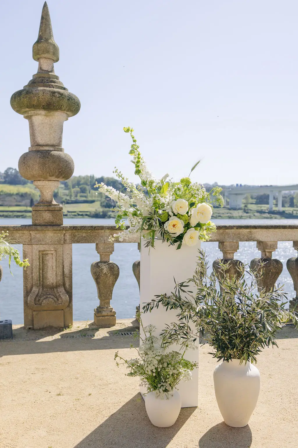 Modern Ceremony Floral Pillar – Palácio do Freixo
